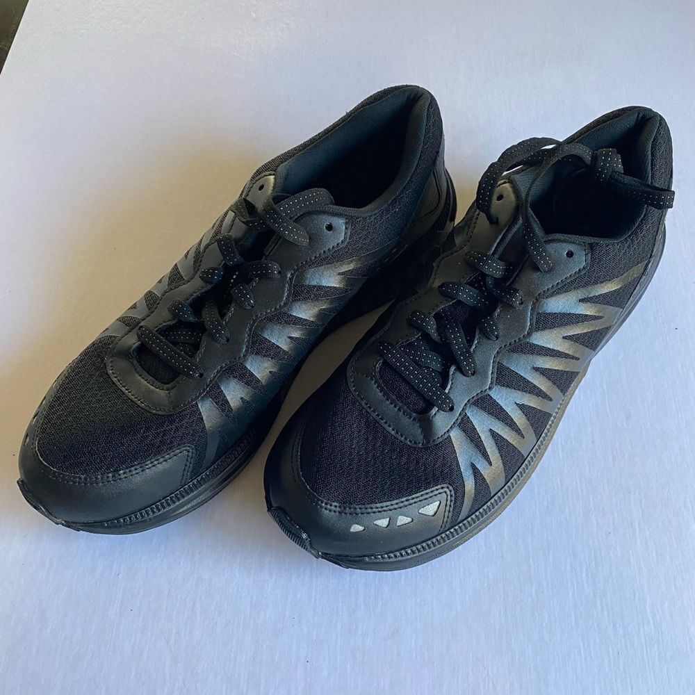 SAS Men’s Pursuit Black on Black Sneakers with Vibram Sole Size 9.5 NWOT.